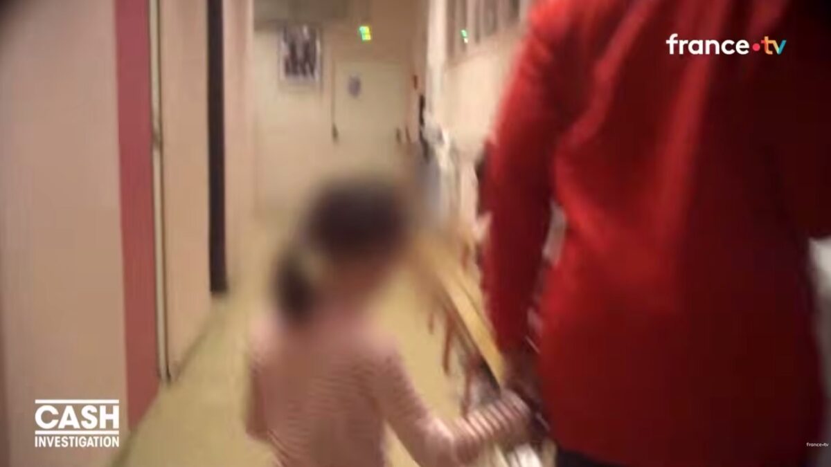 VIDÉO CHOC - La ville de Paris suspend deux éducatrices après des violences commises sur des enfants à l'école. (France Télévisions)