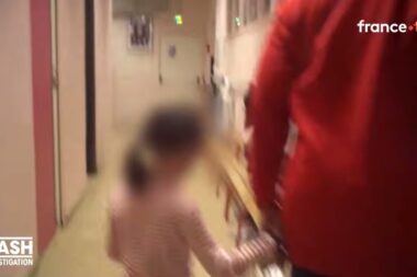 VIDÉO CHOC - La ville de Paris suspend deux éducatrices après des violences commises sur des enfants à l'école