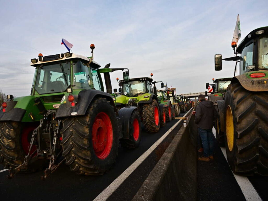 Colère agricole dans les Côtes-d’Armor : les tracteurs ont ciblé la plateforme Lidl