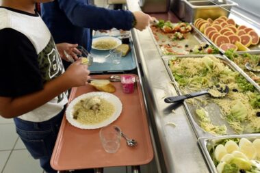 Commande publique : Sébastien Lecornu veut réserver les cantines de l’État aux produits européens
