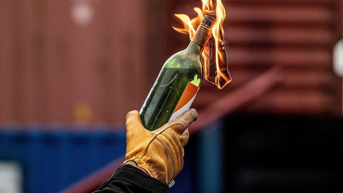 Des cocktails Molotov et des poulets morts envoyés à des opposants au gouvernement en Indonésie