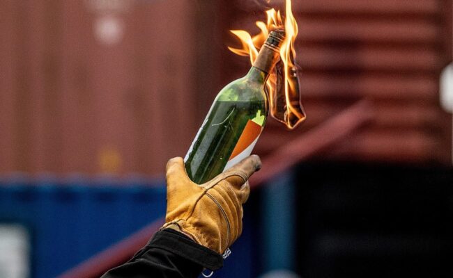 Des cocktails Molotov et des poulets morts envoyés à des opposants au gouvernement en Indonésie