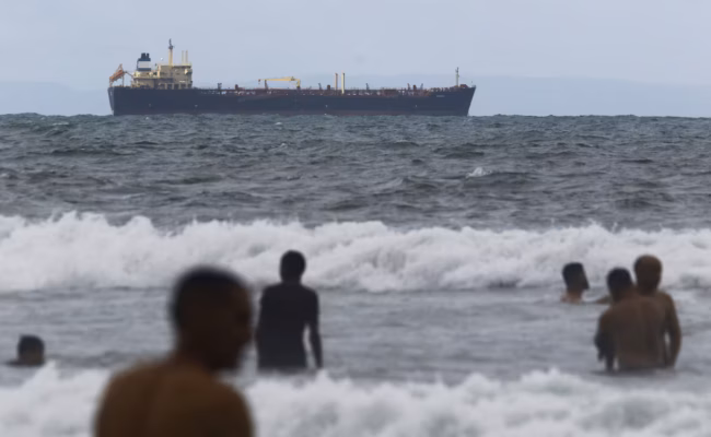 Des pétroliers vénézuéliens prennent la mer malgré le blocus de Trump, semant le doute sur son application (AP)
