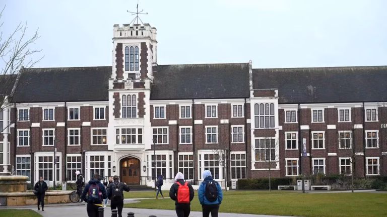 Diplôme en poche, chômage persistant : une génération fragilisée au Royaume-Uni