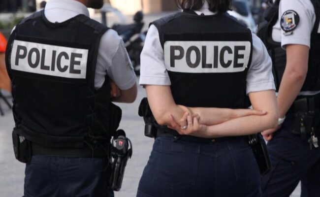 Marseille : le parquet requiert 23 et 24 mois de prison contre deux policiers jugés pour avoir frappé des clients et une serveuse dans un restaurant