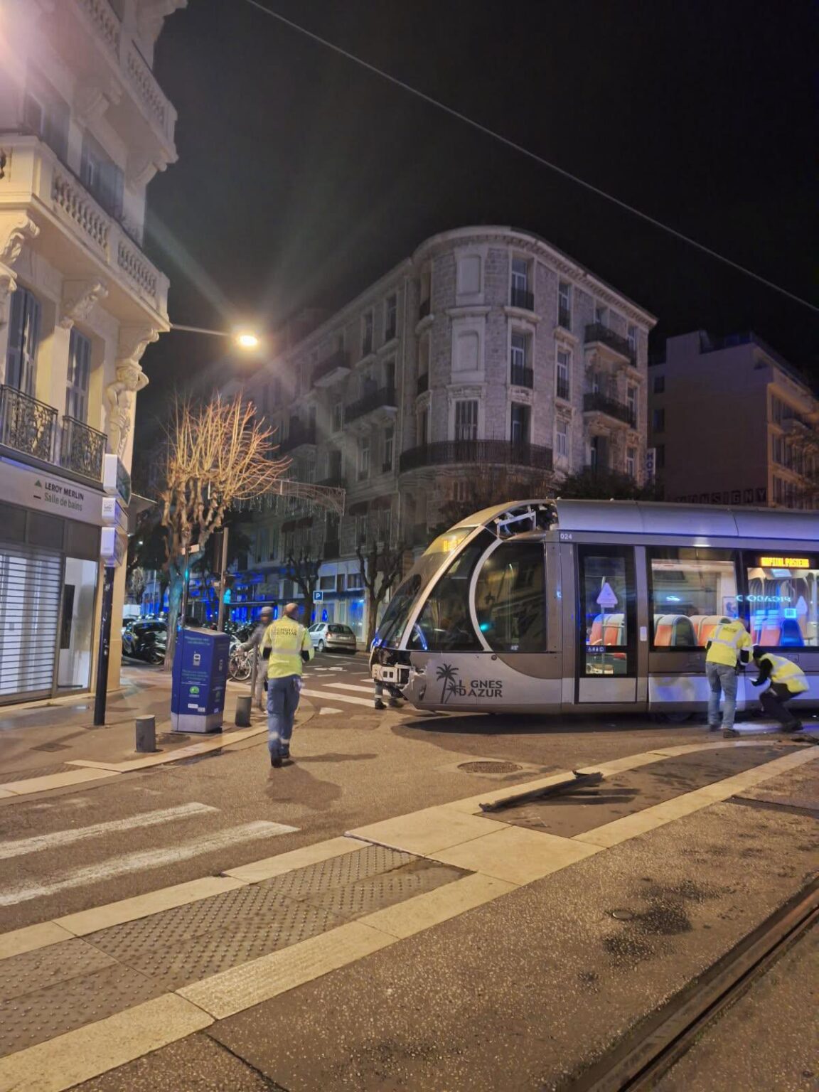 Collision à Nice : un tram sort des rails et l’automobiliste prend la fuite