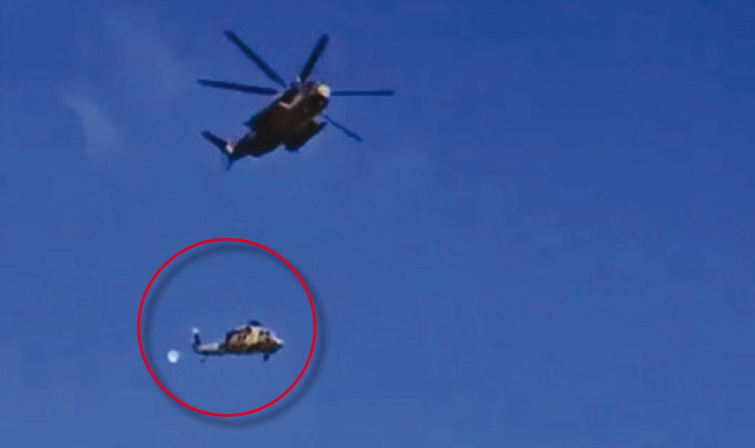 VIDÉO - Un hélicoptère israélien chute en plein vol pendant un dépannage. (DR)