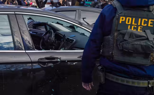 États-Unis : l’ICE durcit la répression contre ceux qui suivent ses agents en voiture (AP)