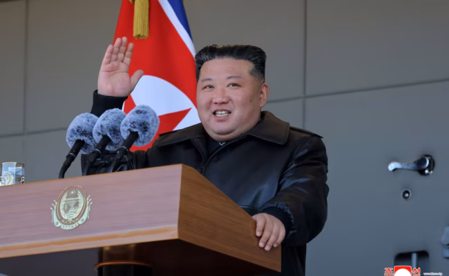 Kim Jong Un inspecte une ferme sous serre à la frontière chinoise et encourage les travailleurs (AP)