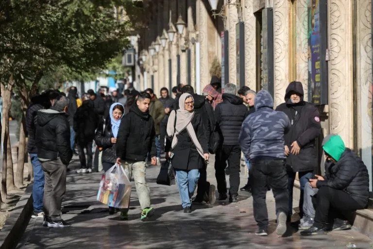 L’Iran plongé dans le silence numérique : une panne majeure touche Téhéran en pleine contestation sociale