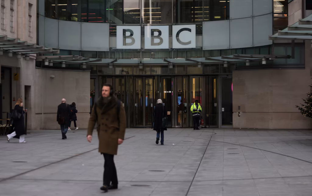 La BBC contre-attaque et réclame le rejet de la plainte à 10 milliards de dollars de Donald Trump AP