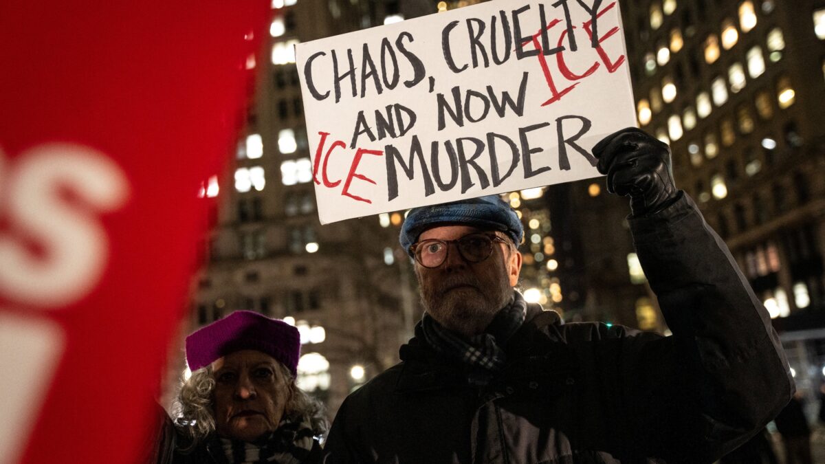 La mort d’une Américaine abattue par un agent de l’immigration plonge Minneapolis et les États-Unis dans une vive tension