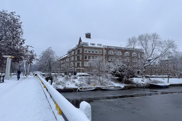 La neige et le verglas paralysent le trafic ferroviaire et aérien aux Pays-Bas