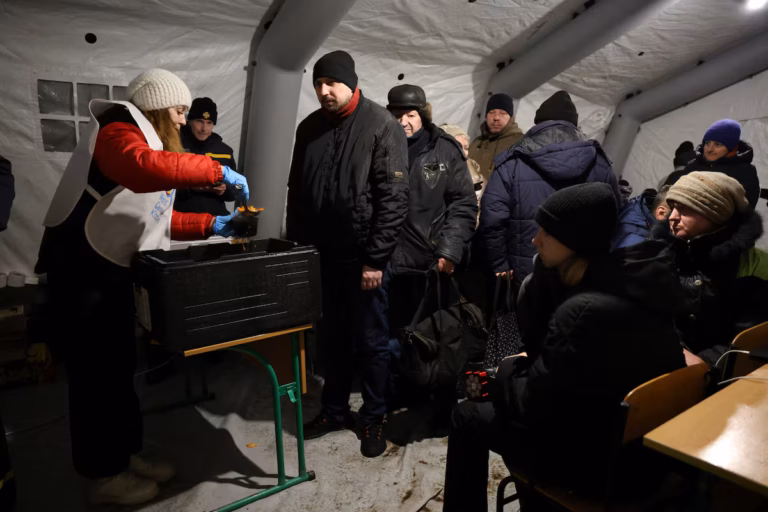 L’attaque russe plonge Kiev dans le froid et ravive les craintes autour de la sûreté nucléaire