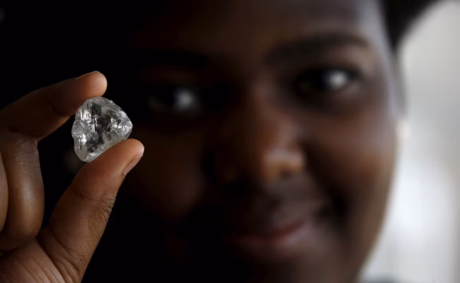 Le Botswana annonce l’ouverture d’une ambassade à Moscou et courtise les investisseurs russes dans les minerais stratégiques (AP)