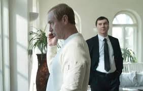 Le Mage du Kremlin : qui est Sourkov, l’inspirateur du conseiller joué par Paul Dano