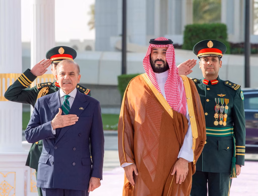 Le Pakistan et l’Arabie saoudite négocient un échange de prêts contre des avions de combat JF-17 (AP)