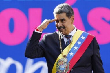 Maduro se dit ouvert à des discussions avec Washington sur le narcotrafic, mais reste silencieux sur une frappe attribuée à la CIA (AP)