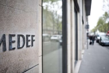 Medef : le retour explosif d’un “CDI jetable” pour les jeunes relance la bataille sociale