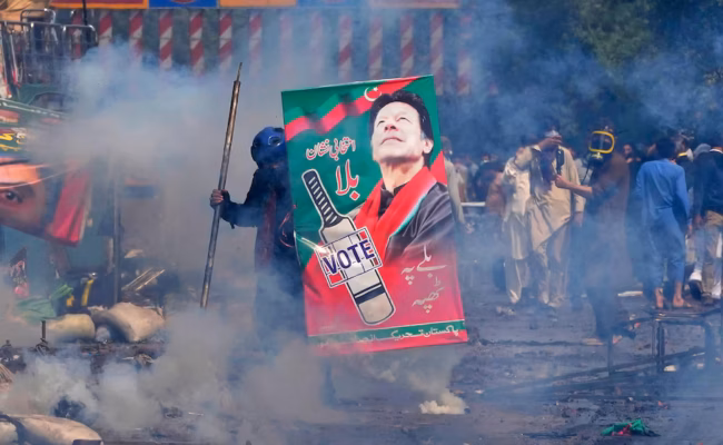 Pakistan - des journalistes, des youtubeurs et d’anciens officiers condamnés à perpétuité pour incitation à la violence (AP)