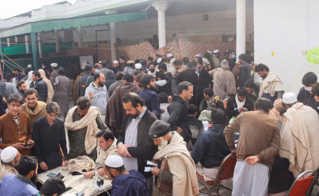 Pakistan - des milliers d’habitants fuient le nord-ouest après des alertes de mosquées sur une possible opération militaire (AP)