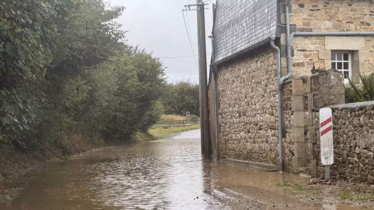 Pluies intenses en Bretagne : habitations évacuées et réseaux de transport paralysés