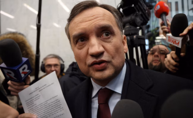 Qui est Zbigniew Ziobro, l’ancien ministre polonais de la Justice réfugié en Hongrie