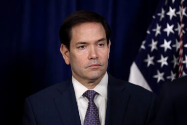 Rubio détaille un plan américain en trois phases pour le Venezuela, vivement critiqué par les démocrates
