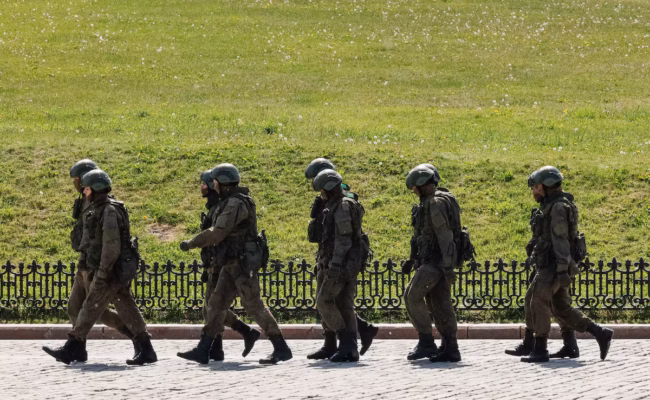 Russie : le nombre de contrats militaires recule en 2025 malgré l’effort de recrutement