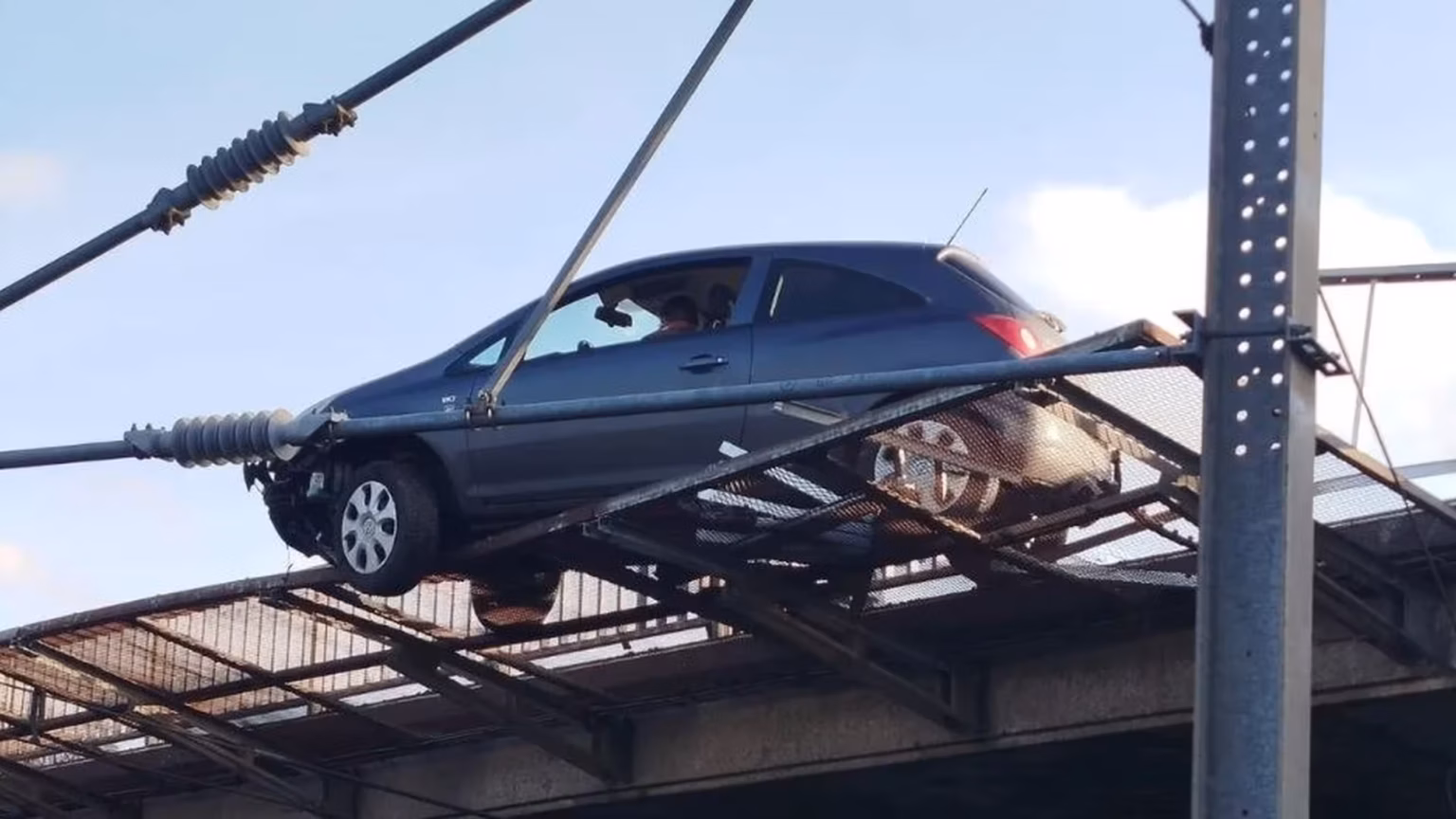 Seine Maritime : une voiture suspendue près des caténaires de la ligne SNCF Le Havre - Paris