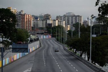 Sous le choc, les Vénézuéliens se terrent dans l’attente de la suite après l’opération américaine