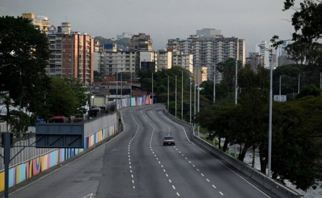 Sous le choc, les Vénézuéliens se terrent dans l’attente de la suite après l’opération américaine