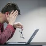 Télévision et écrans – une pause modérée peut aider le cerveau à récupérer après le travail