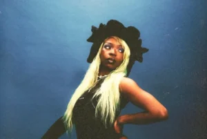 Theodora popularise “boss lady”, devenu un slogan de la Gen Z