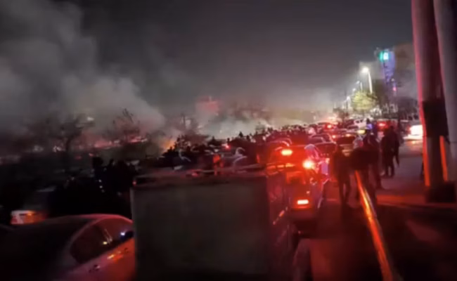 Trump brandit l’option d’une réponse ferme face à la répression en Iran, Téhéran dit se préparer à la guerre comme au dialogue