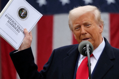 Trump menace de taxer à 25 % les pays commerçant avec l’Iran