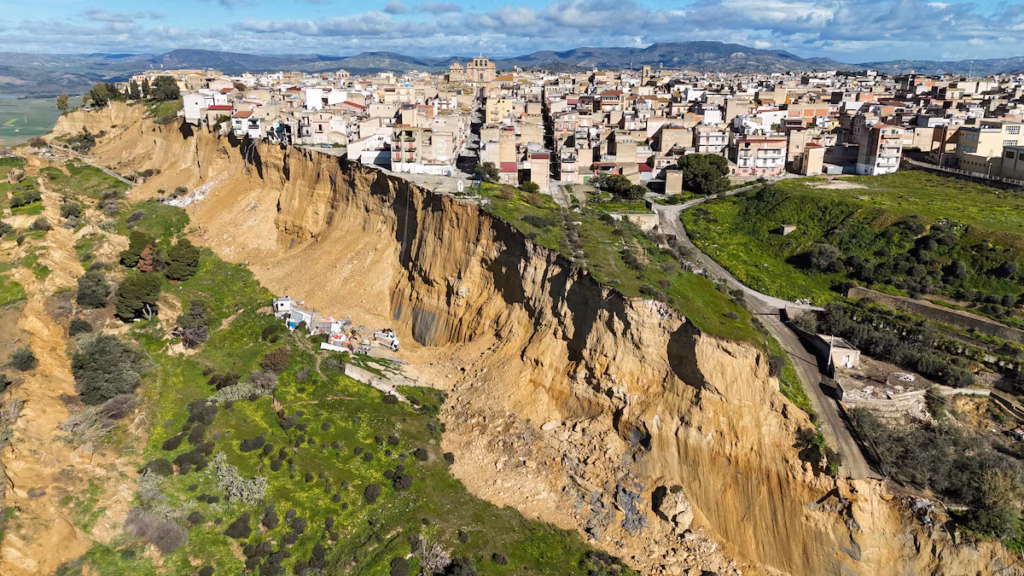 Un glissement de terrain fragilise une ville sicilienne au bord d’une falaise (AP)