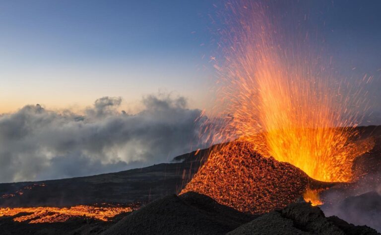 La Réunion : le Piton de la Fournaise reprend son activité volcanique. Une première depuis 2023. (reunion.fr)