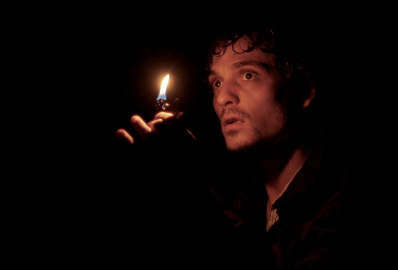 « Voyage d’un Assassin » : le seul-en-scène d’un tueur en cavale au Théâtre Essaïon à Paris