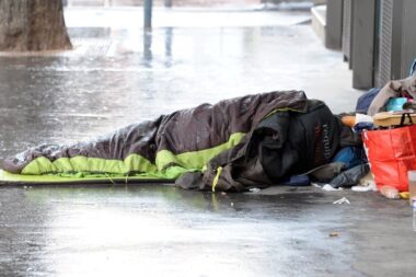 Chartres : un sans-domicile fixe meurt d’hypothermie sur le parking d’un hypermarché