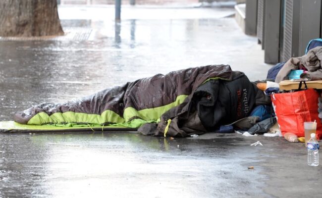 Chartres : un sans-domicile fixe meurt d’hypothermie sur le parking d’un hypermarché