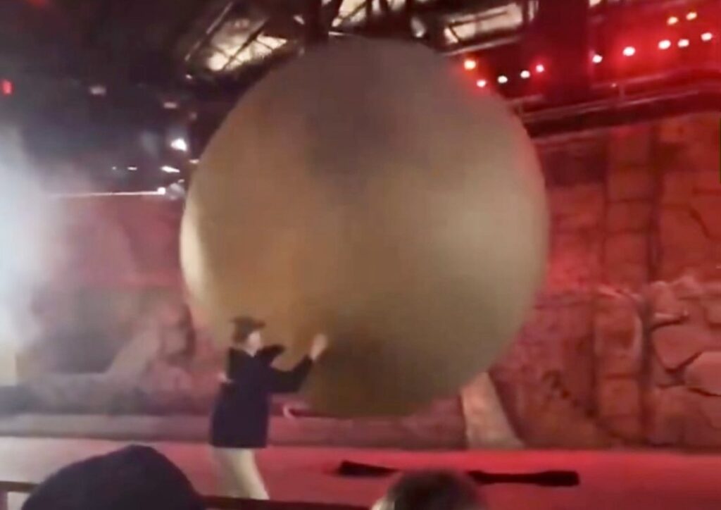 VIDÉO – Un faux rocher se détache lors du spectacle Indiana Jones à Disney. Un employé sauve les spectateurs. (DR)