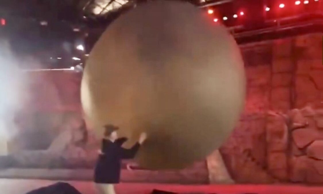 VIDÉO – Un faux rocher se détache lors du spectacle Indiana Jones à Disney. Un employé sauve les spectateurs. (DR)