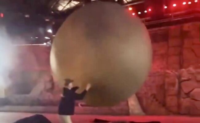 VIDÉO - Un faux rocher se détache lors du spectacle&nbsp;Indiana Jones&nbsp;à Disney. Un employé sauve les spectateurs