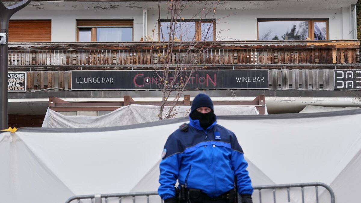 Crans‑Montana : le propriétaire du bar a fait de la prison pour escroquerie, enlèvement et séquestration. (AP)