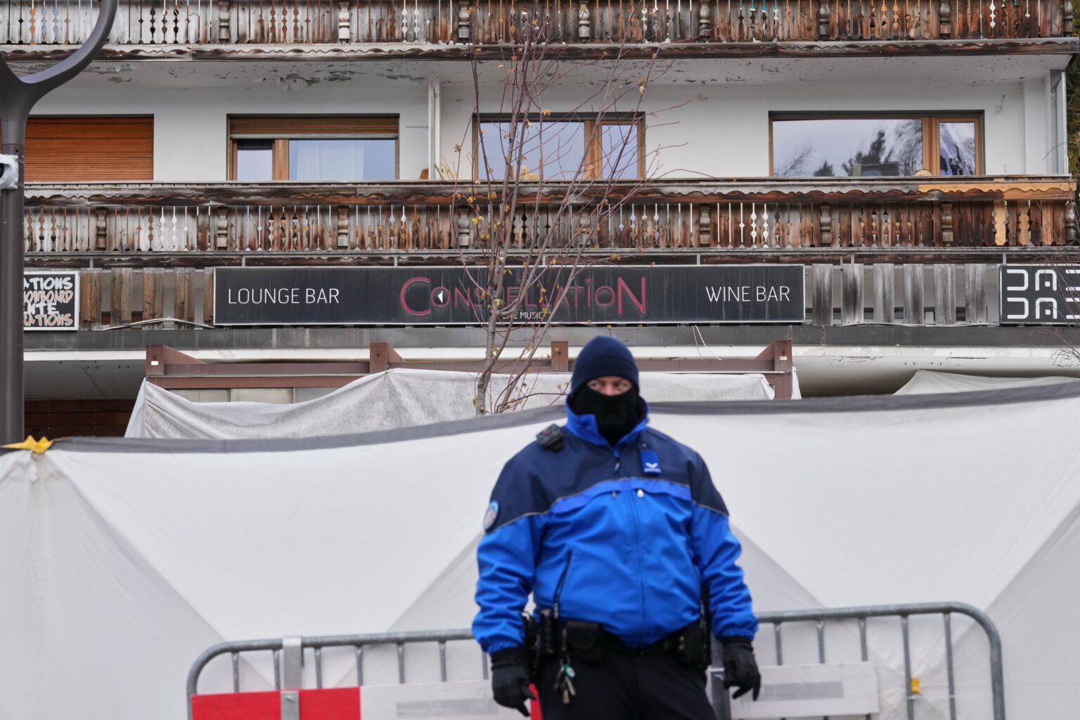 Crans‑Montana : le propriétaire du bar a fait de la prison pour escroquerie, enlèvement et séquestration
