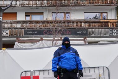 Crans‑Montana : le propriétaire du bar a fait de la prison pour escroquerie, enlèvement et séquestration