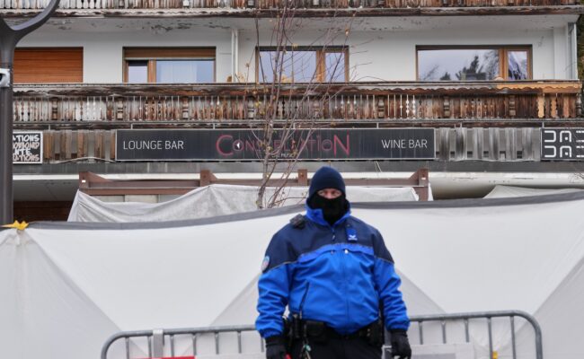 Crans‑Montana : le propriétaire du bar a fait de la prison pour escroquerie, enlèvement et séquestration