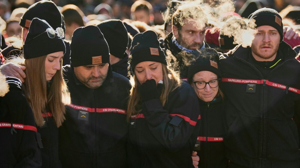 Incendie meurtrier à Crans‑Montana, le bilan des victimes françaises: un mort, 23 blessés et 8 disparus. (AP)
