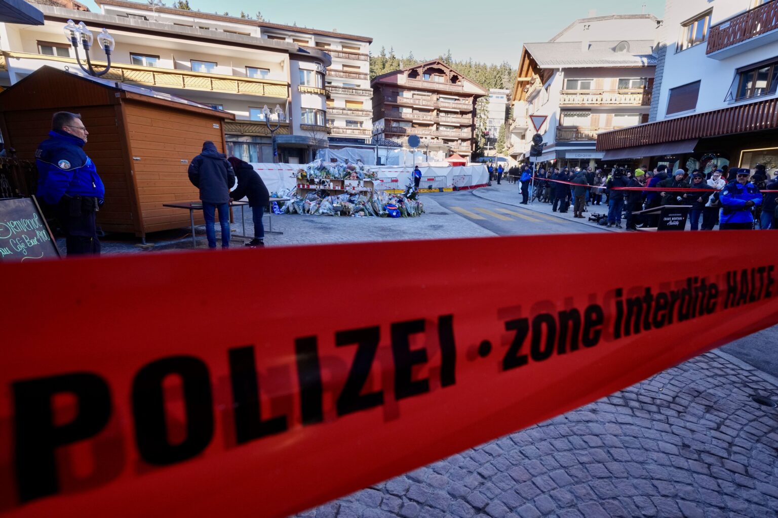 Crans-Montana : des journalistes se déguisent en médecins pour accéder aux chambres des victimes à l’hôpital. (AP)